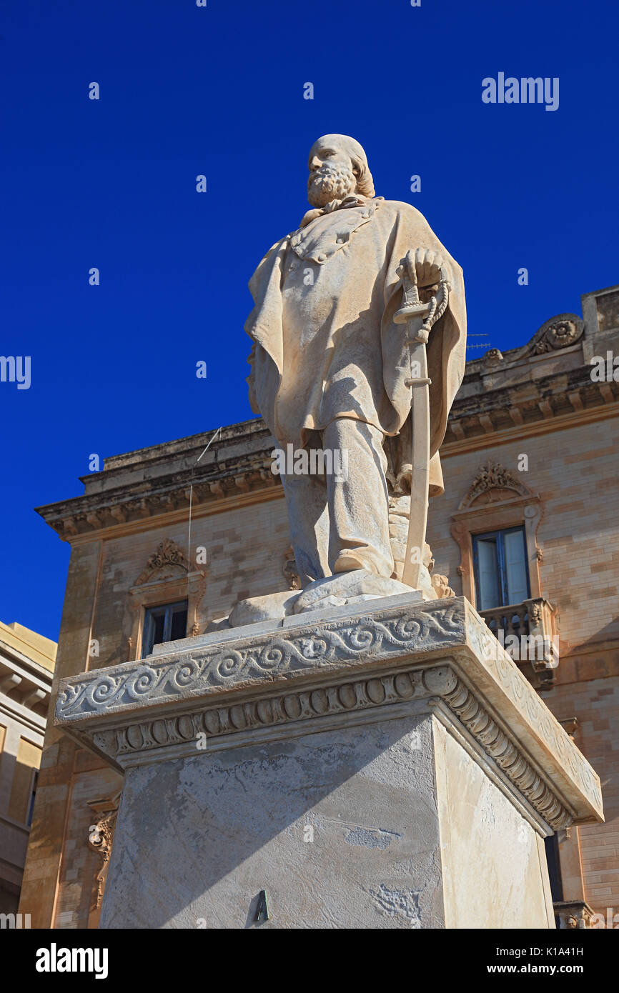 Sicilia, la città di Trapani, statua di Giuseppe Garibaldi a Piazza Garibaldi Foto Stock