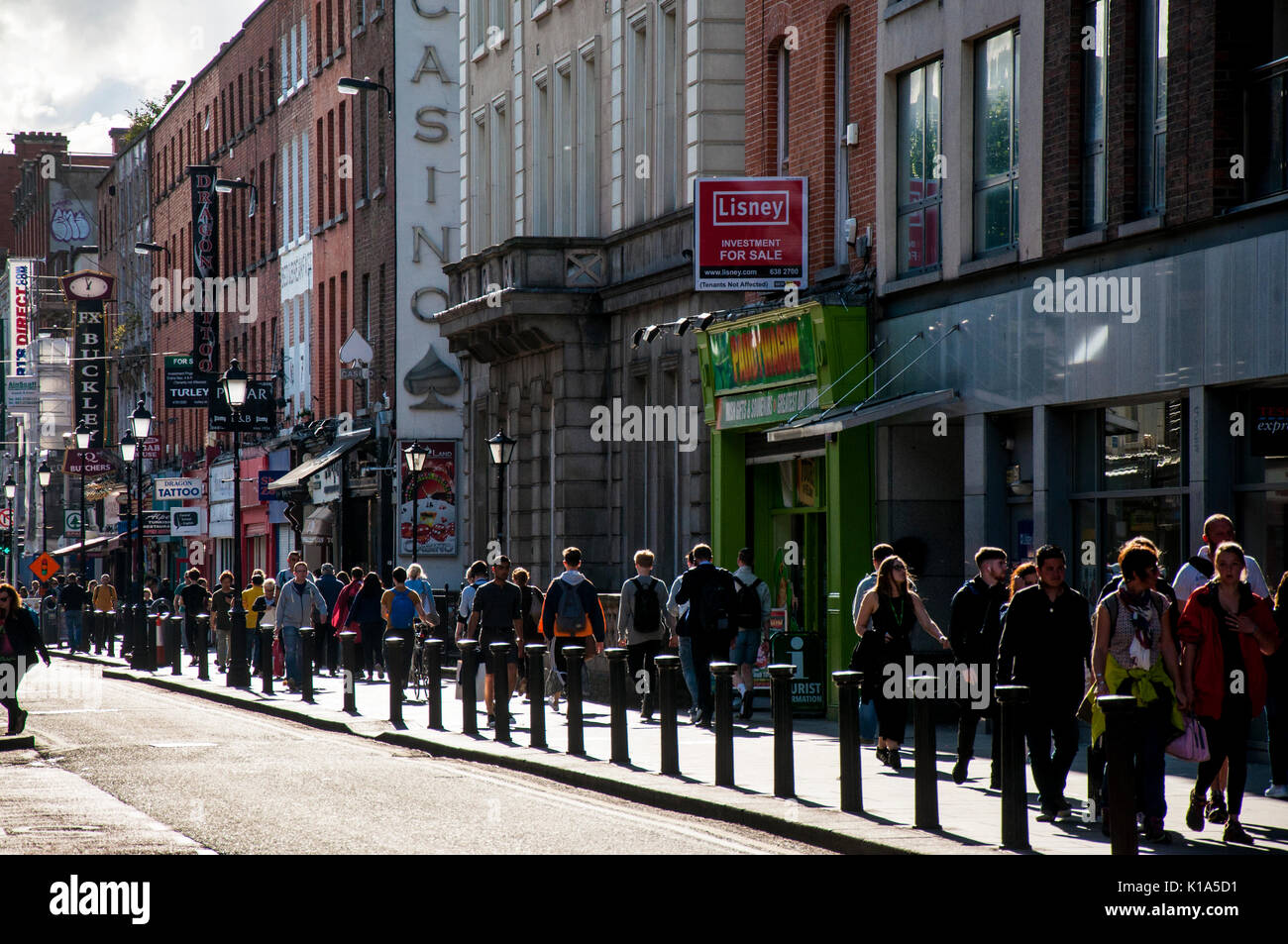 I pedoni a piedi lungo Talbot Street a Dublino Irlanda Foto Stock