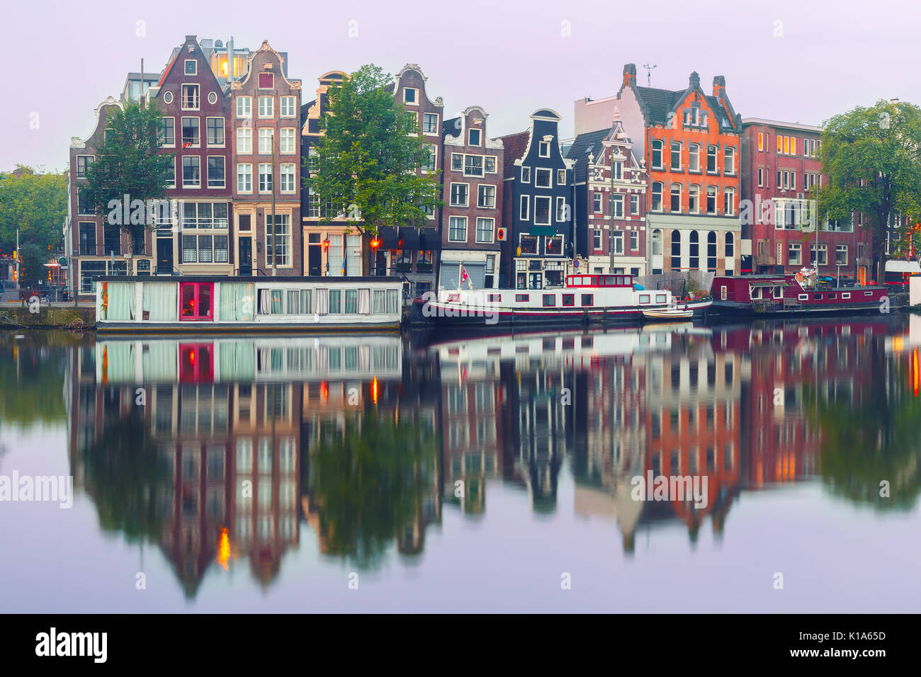 Notte Vista sulla città di Amsterdam canal con case olandesi Foto Stock