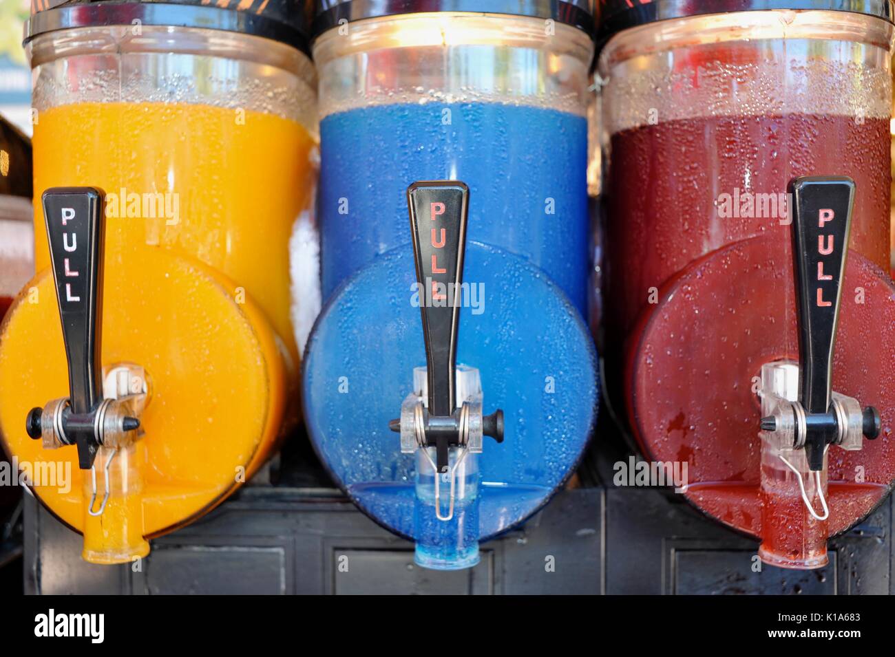 Bevande ghiacciate refrigerate cocktail serviti da viscido congelati macchina per bevande, fuori sulla spiaggia di South Beach a Miami, Florida, Stati Uniti d'America. Foto Stock