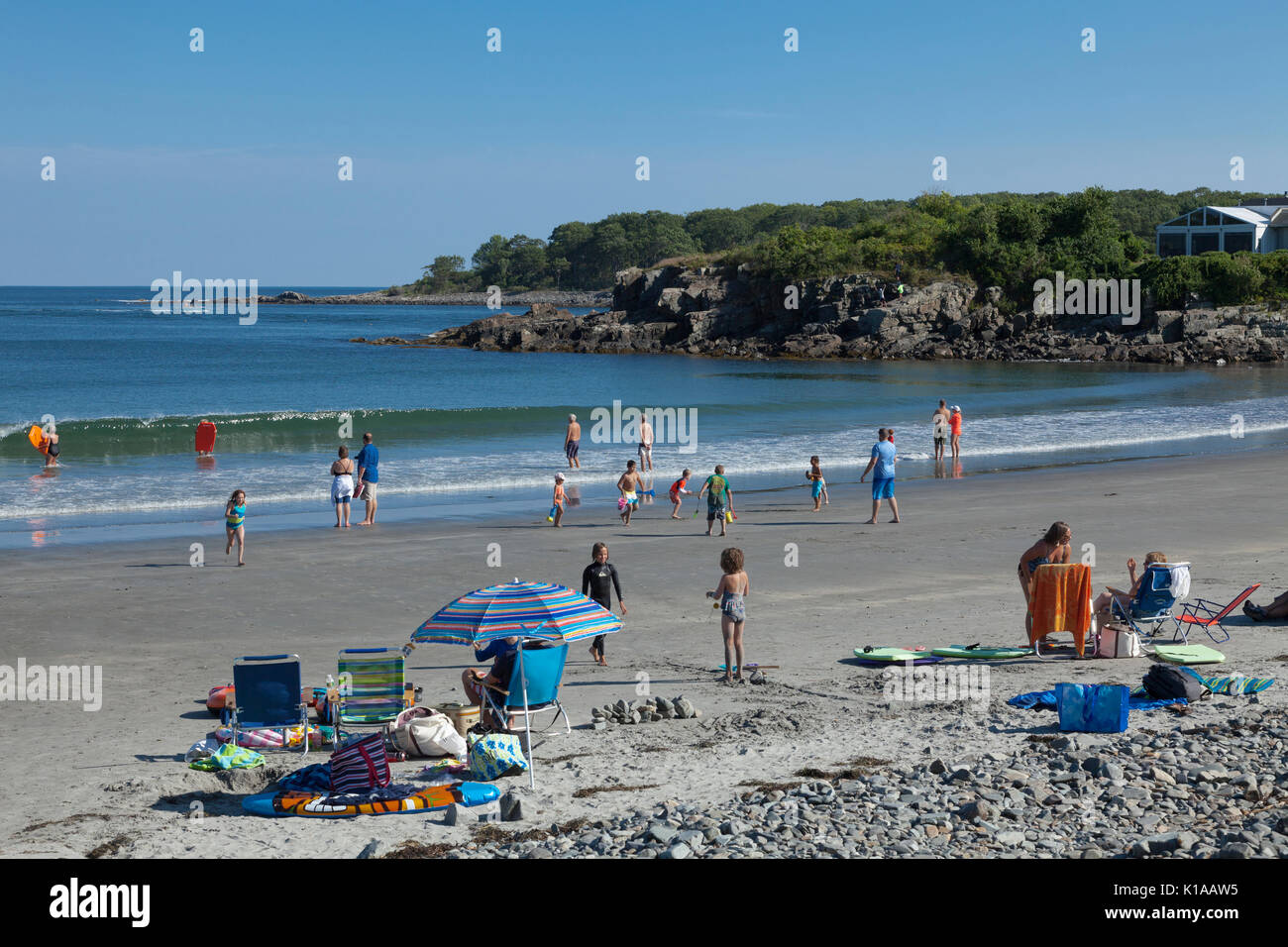 Le persone in un momento di relax a York Harbour Beach, York, Maine Foto Stock