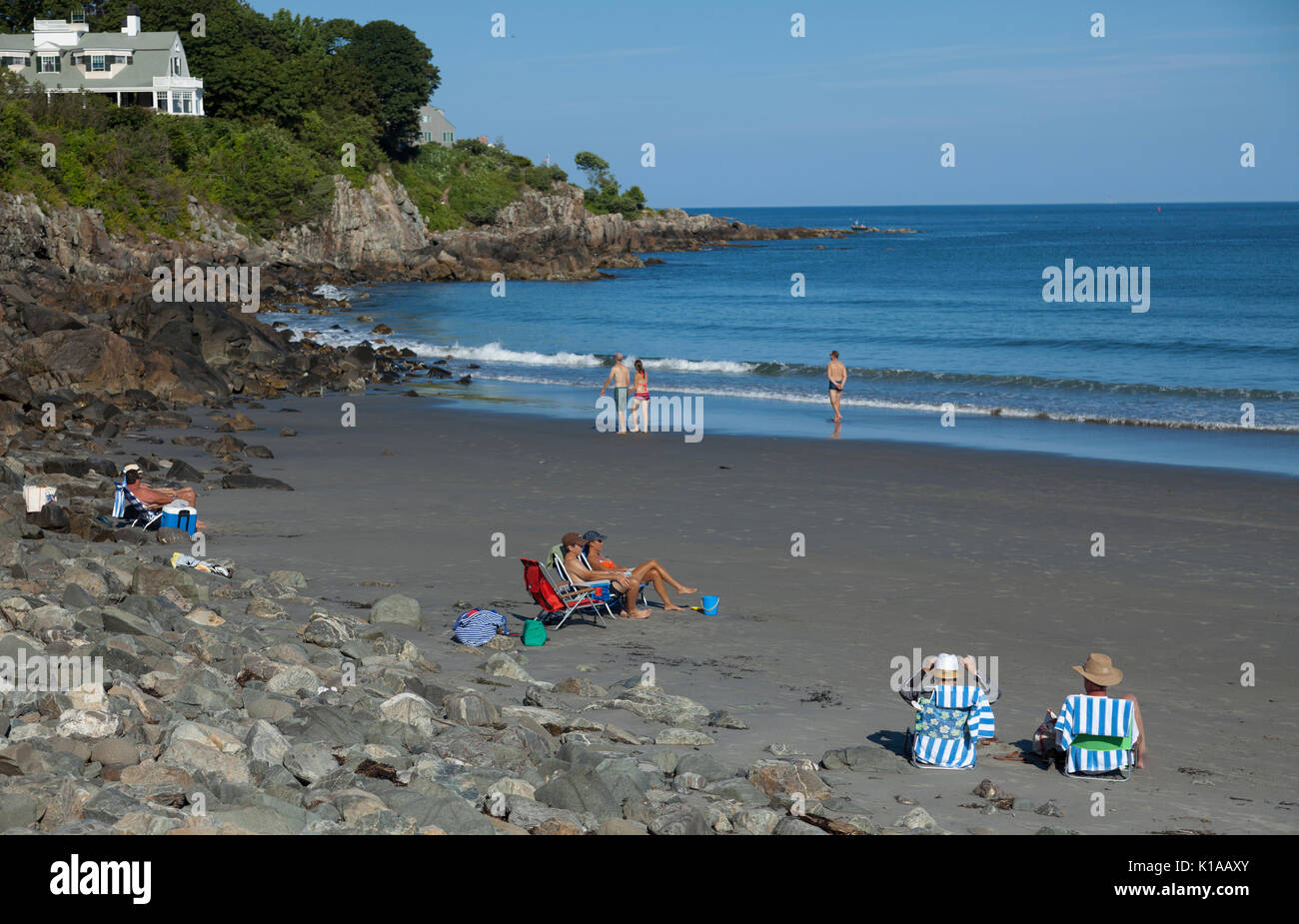 Le persone in un momento di relax a York Harbour Beach, York, Maine Foto Stock