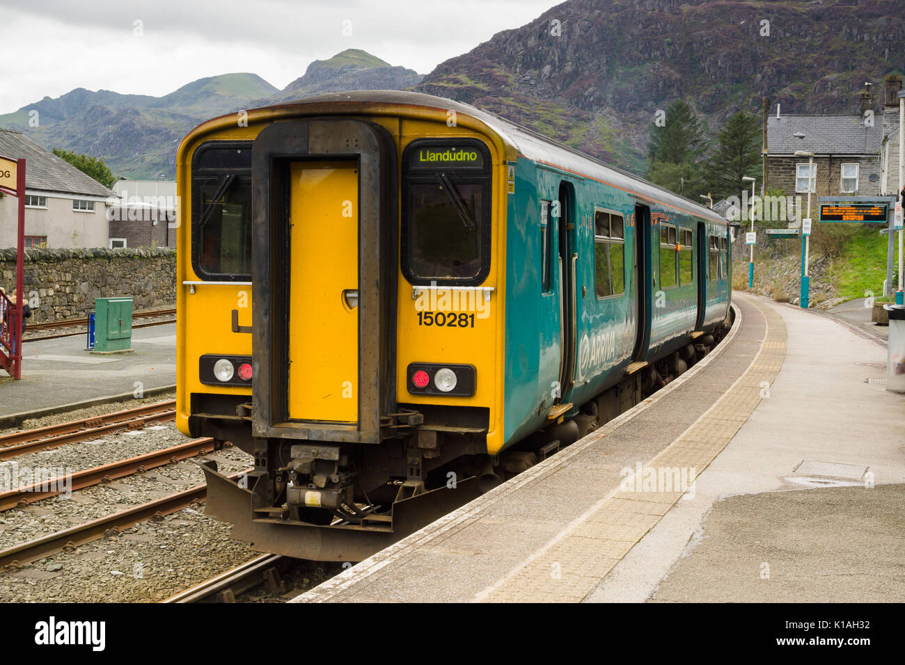 Arriva Trains Wales treni passeggeri Sprinter 150/2 classe diesel multiple unit o la DMU è tipicamente utilizzato su linee rurale Foto Stock