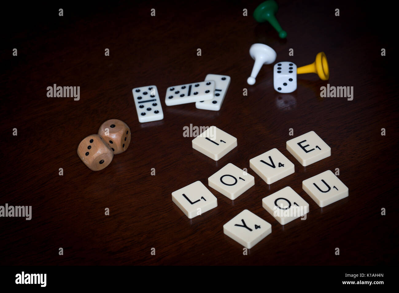 Piastrelle di parola compitare "ti amo", vari giochi della scheda paraphernalia è vicina. Foto Stock