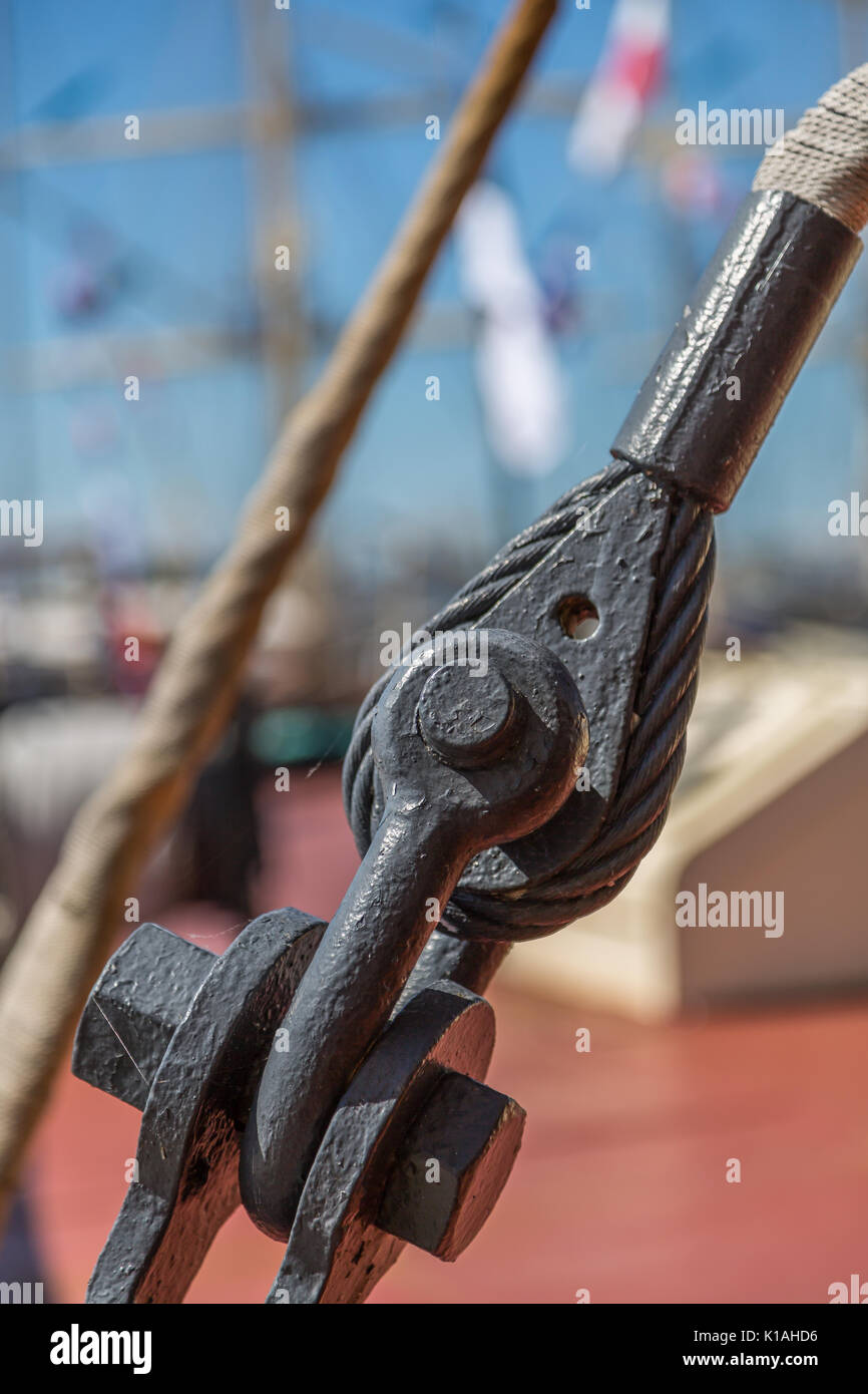 Blocco e affrontare con le corde e le ringhiere - vintage ship rigging Foto Stock