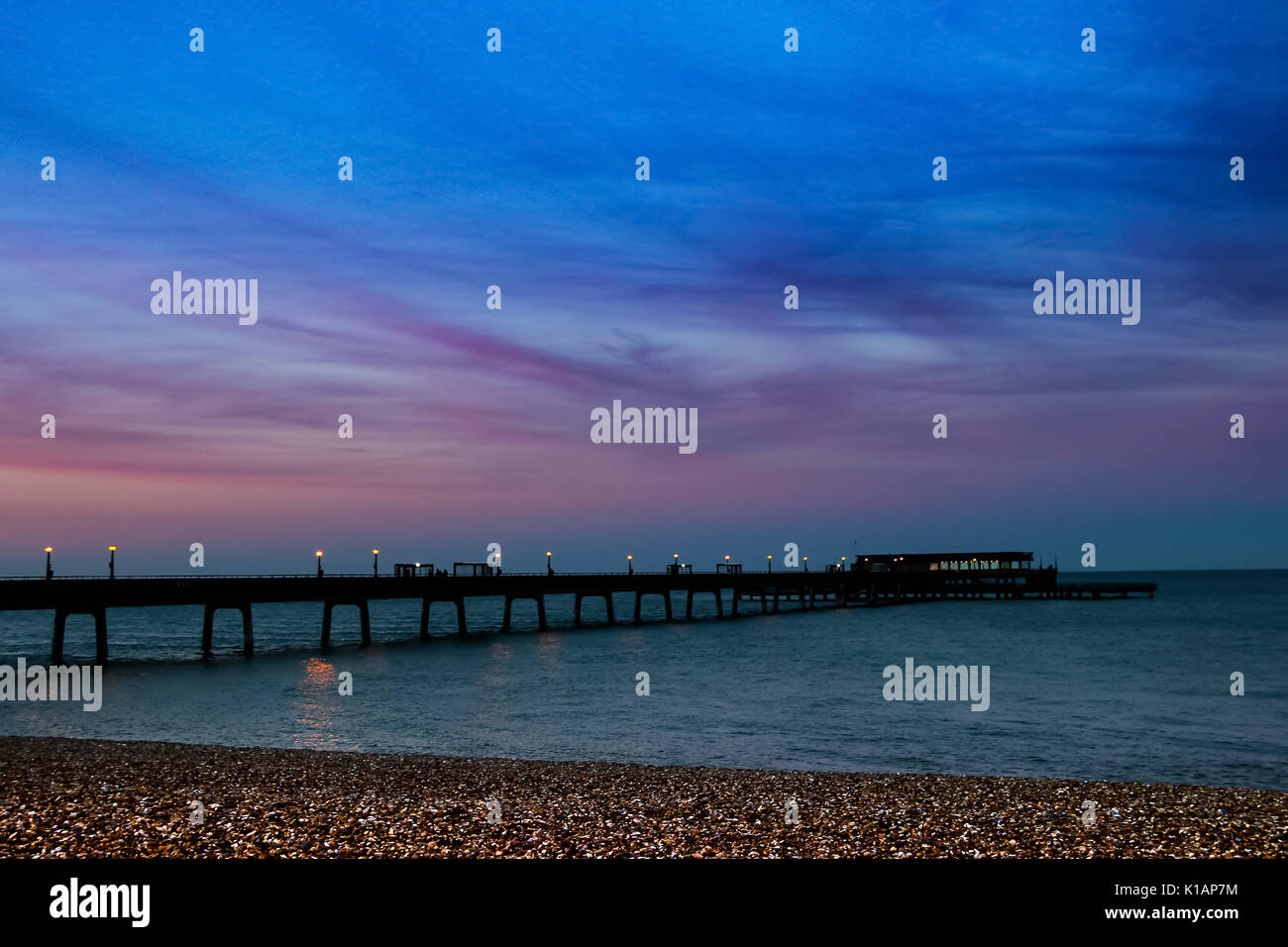 Trattare Pier rosa e viola del crepuscolo Foto Stock