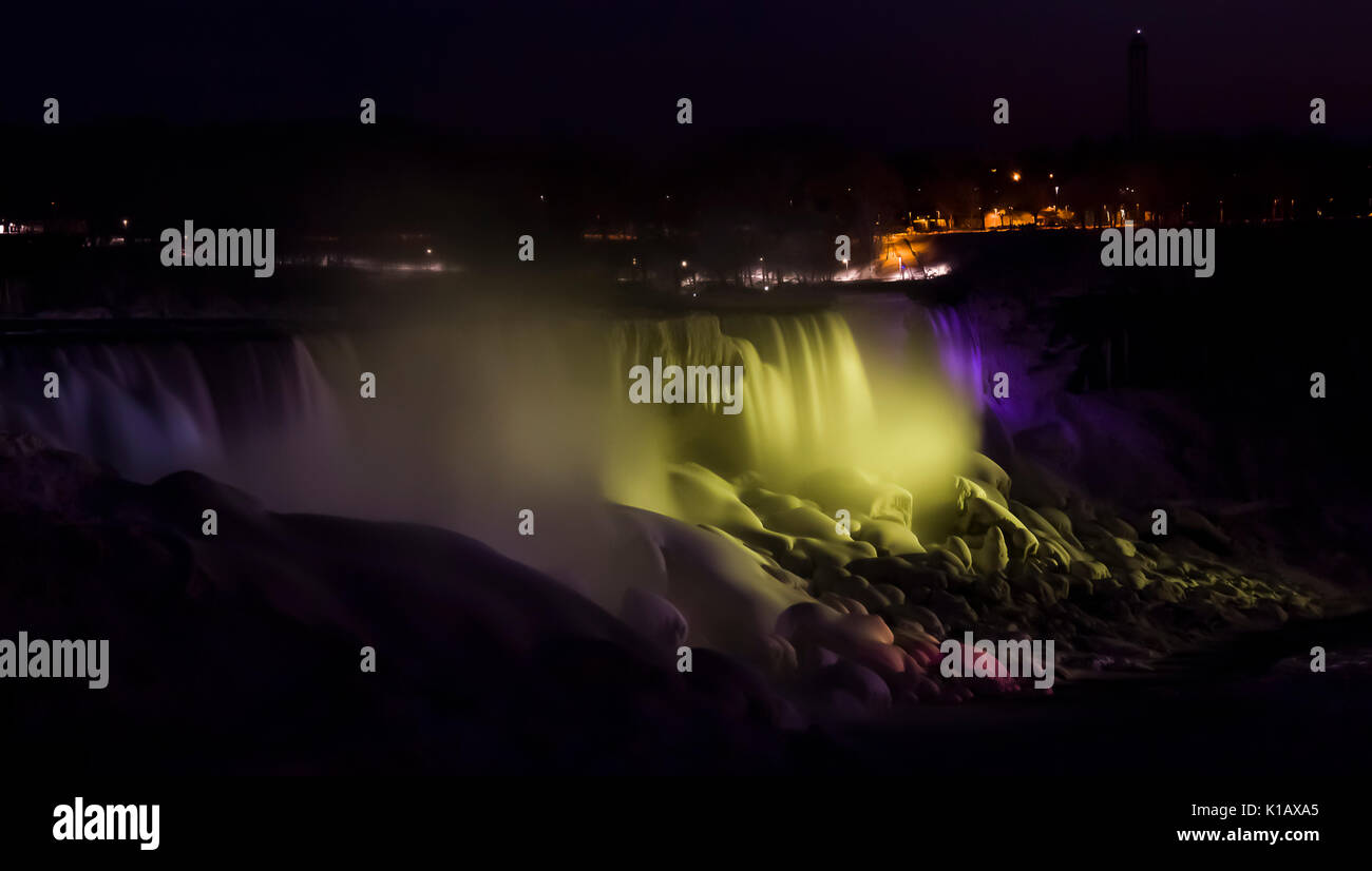 Illumina le Cascate del Niagara sul confine Ontario fiume tra gli Stati Uniti e il Canada Ontario in inverno tempo di notte Foto Stock
