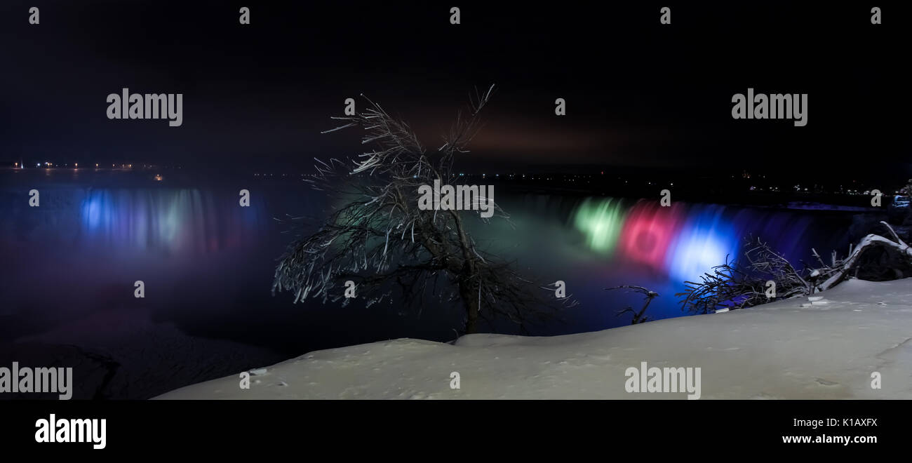 Illumina le Cascate del Niagara sul confine Ontario fiume tra gli Stati Uniti e il Canada Ontario in inverno tempo di notte Foto Stock