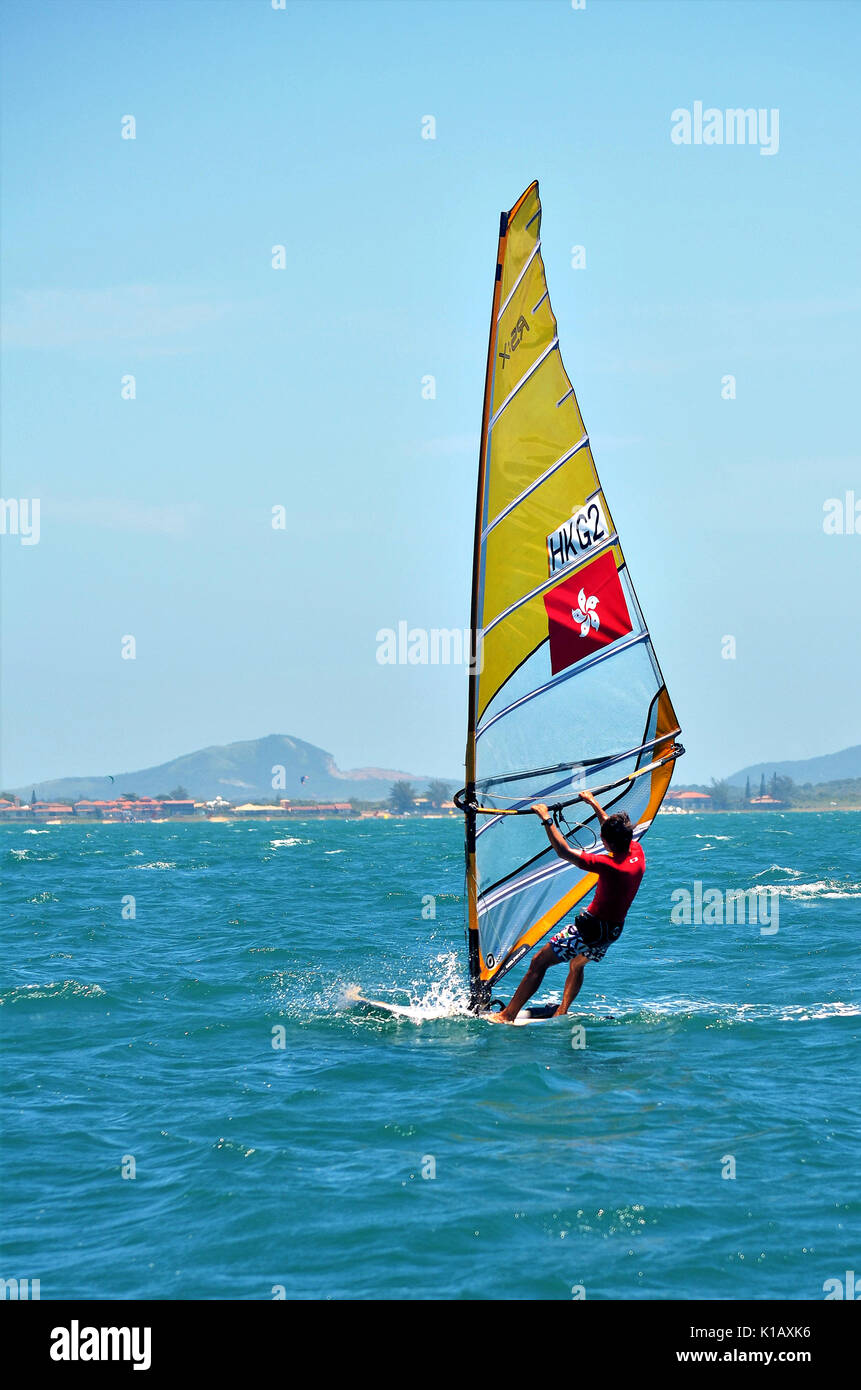 Buzios, Brasil - Febbraio 24, 2013: windsurf in chiaro e di acque calme di Buzios. Foto Stock