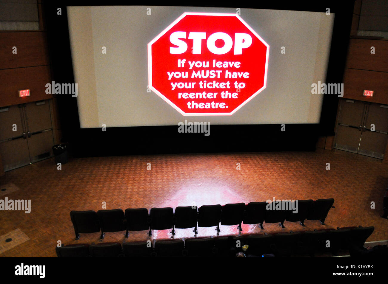 Eliminatorie prima che inizi il film in una sala cinematografica, Ontario, Canada Foto Stock