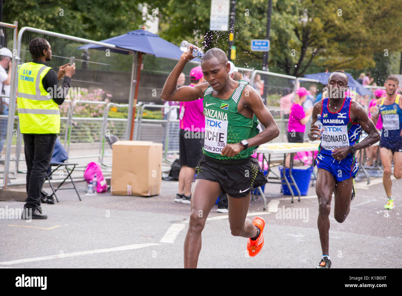 6 agosto '17 London: HUCHE tanzaniano e namibiane REONARD raffreddare fino alla stazione di acqua durante la IAAF 2017 Campionati mondiali di atletica di Campionato Uomini Maratona Foto Stock