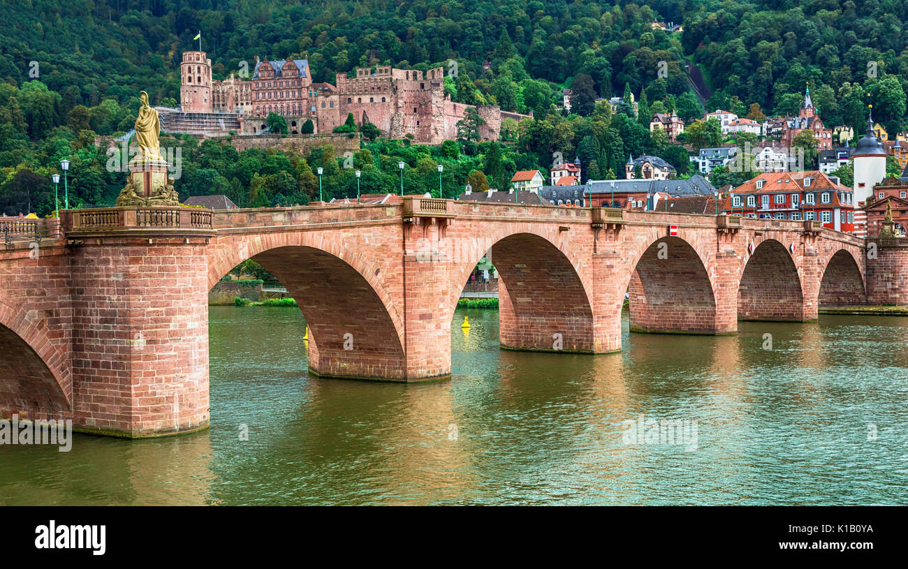 I punti di riferimento della Germania - medievale bella città di Heidelberg. vista castello witj e Karl Theodor bridge Foto Stock