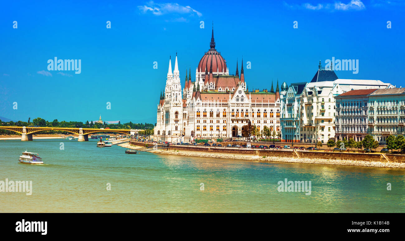 Impressionante budapest oltre il fiume Danubio,vista con il Parlamento,l'Ungheria. Foto Stock