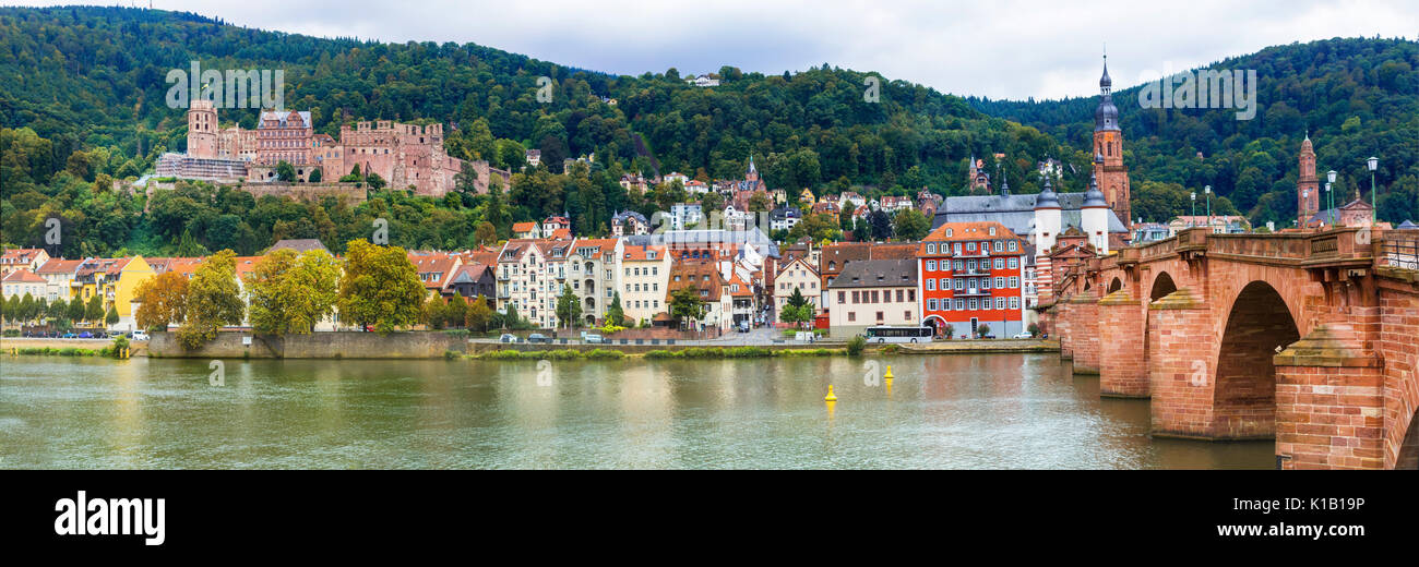 I punti di riferimento della Germania - medievale bella città di Heidelberg. vista castello witj e Karl Theodor bridge Foto Stock