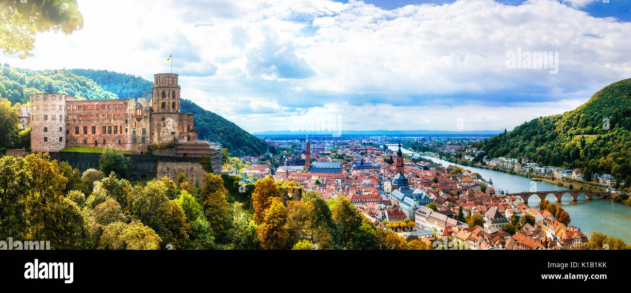 I punti di riferimento della Germania - medievale bella città di Heidelberg. vista castello witj e Karl Theodor bridge Foto Stock