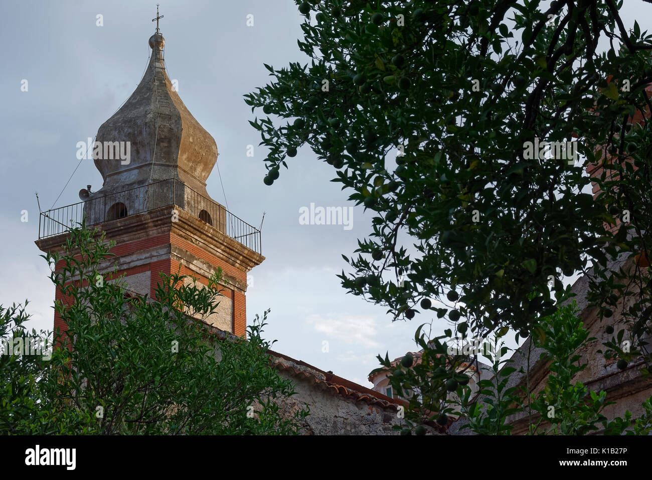 Vista della torre campanaria del villaggio di morigerati Foto Stock