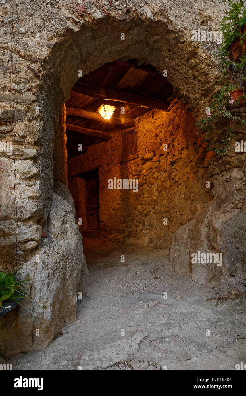 Un suggestivo scorcio delle case di Morigerati formata dal tipico sottopassaggi pedonali tra le case Foto Stock