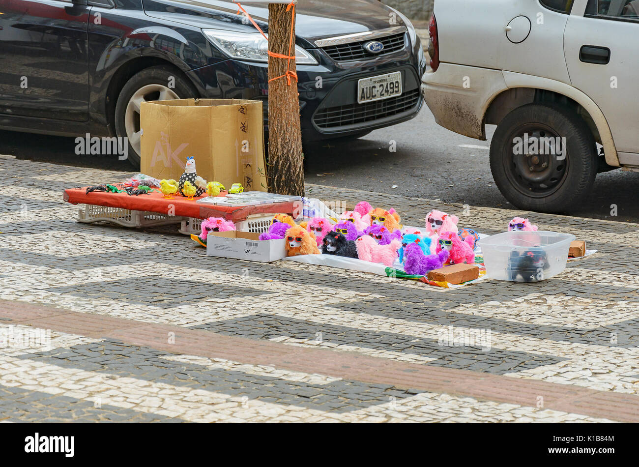 Londrina, Brasile - 31 Luglio 2017: vetrina di peluche e giocattoli venduti su Londrina downtown, giocattoli sul pavimento, street vendere. Foto Stock