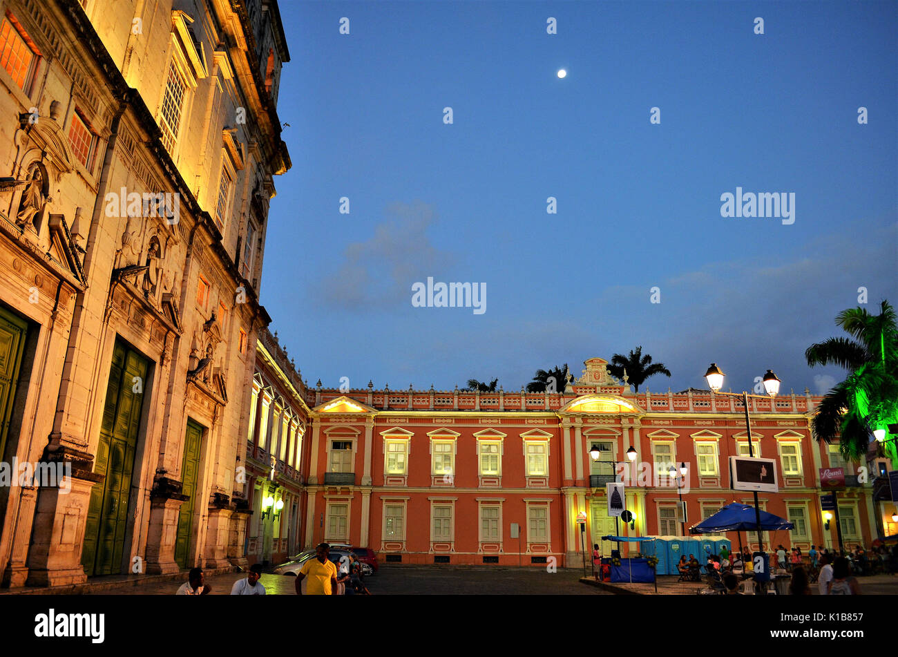 Salvador, Bahia, Brasile - 22 dicembre 2015: Largo terreiro de Jesus. Vista della Basilica Cattedrale sul lato sinistro Foto Stock