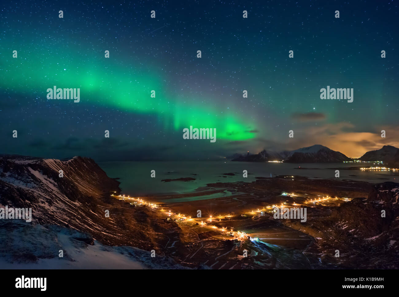 Aurora boreale sopra Ramberg in montagna, Lofoten Foto Stock