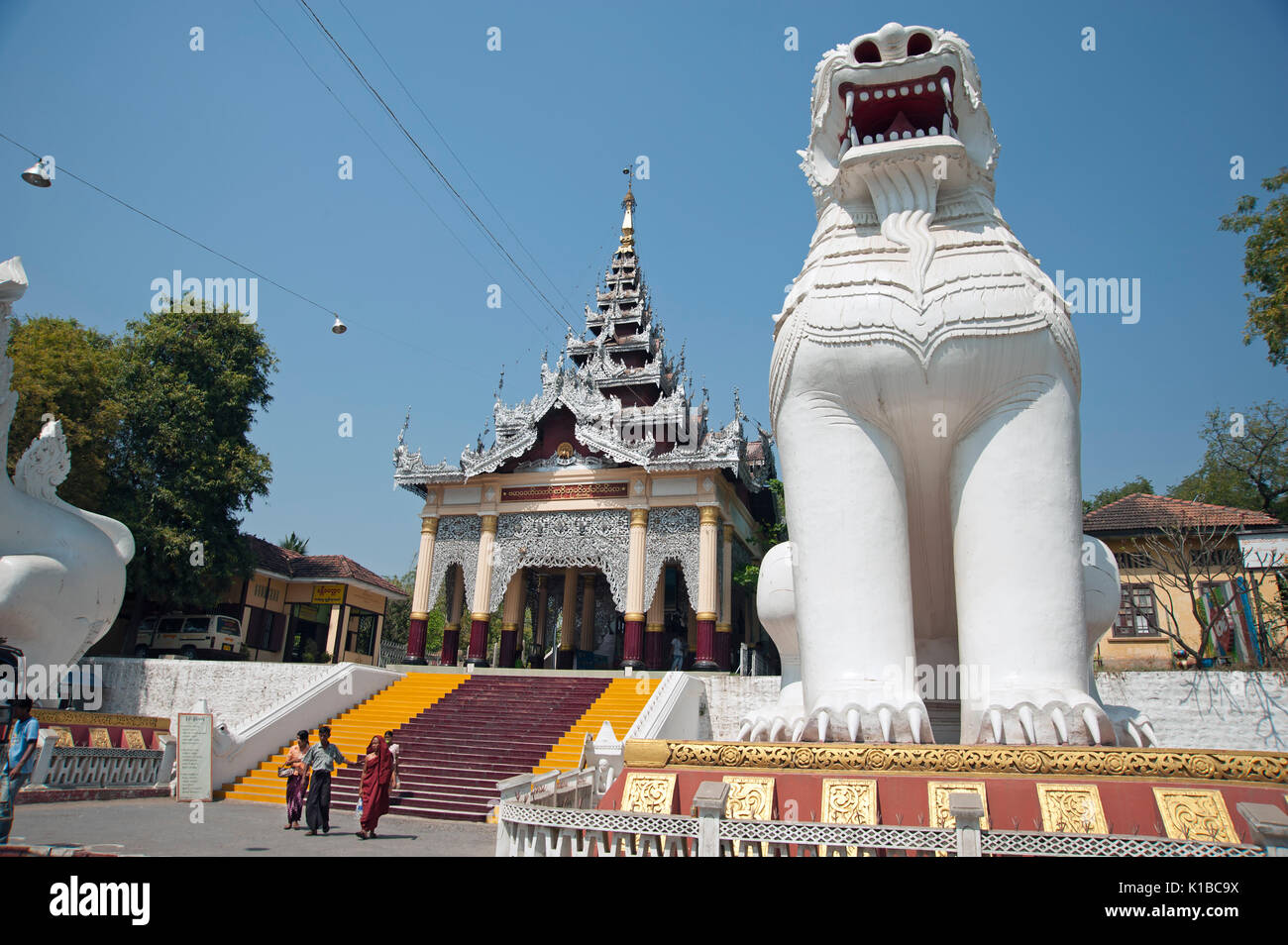 Gli uomini birmani stanind ai piedi della scalinata che conduce al Mandalay Hill Myanmar Foto Stock
