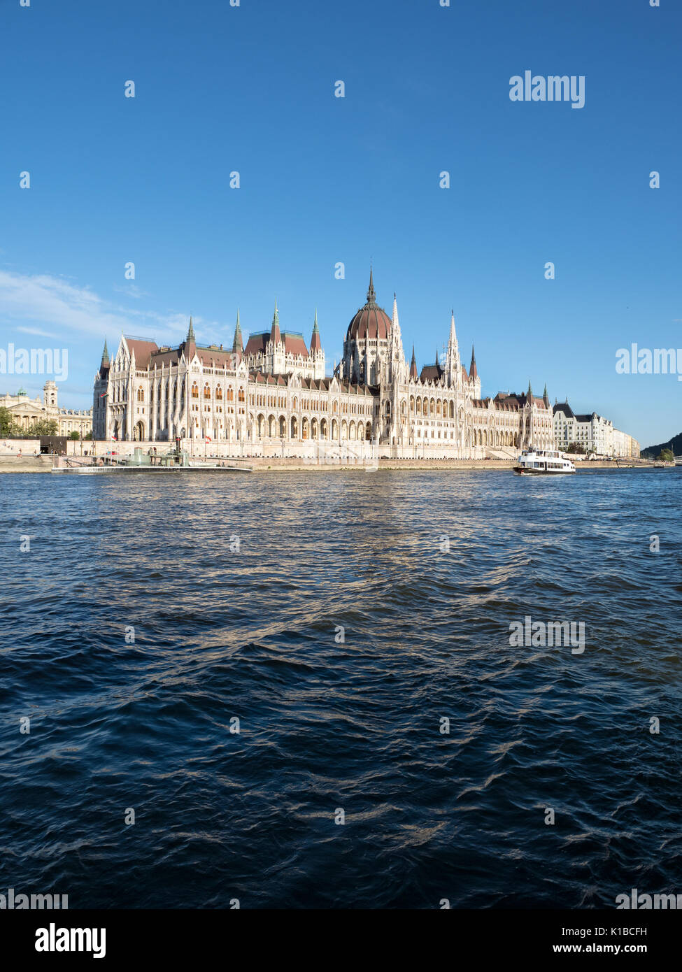 Vista da una crociera al parlamento ungherese edificio in Budapest Foto Stock