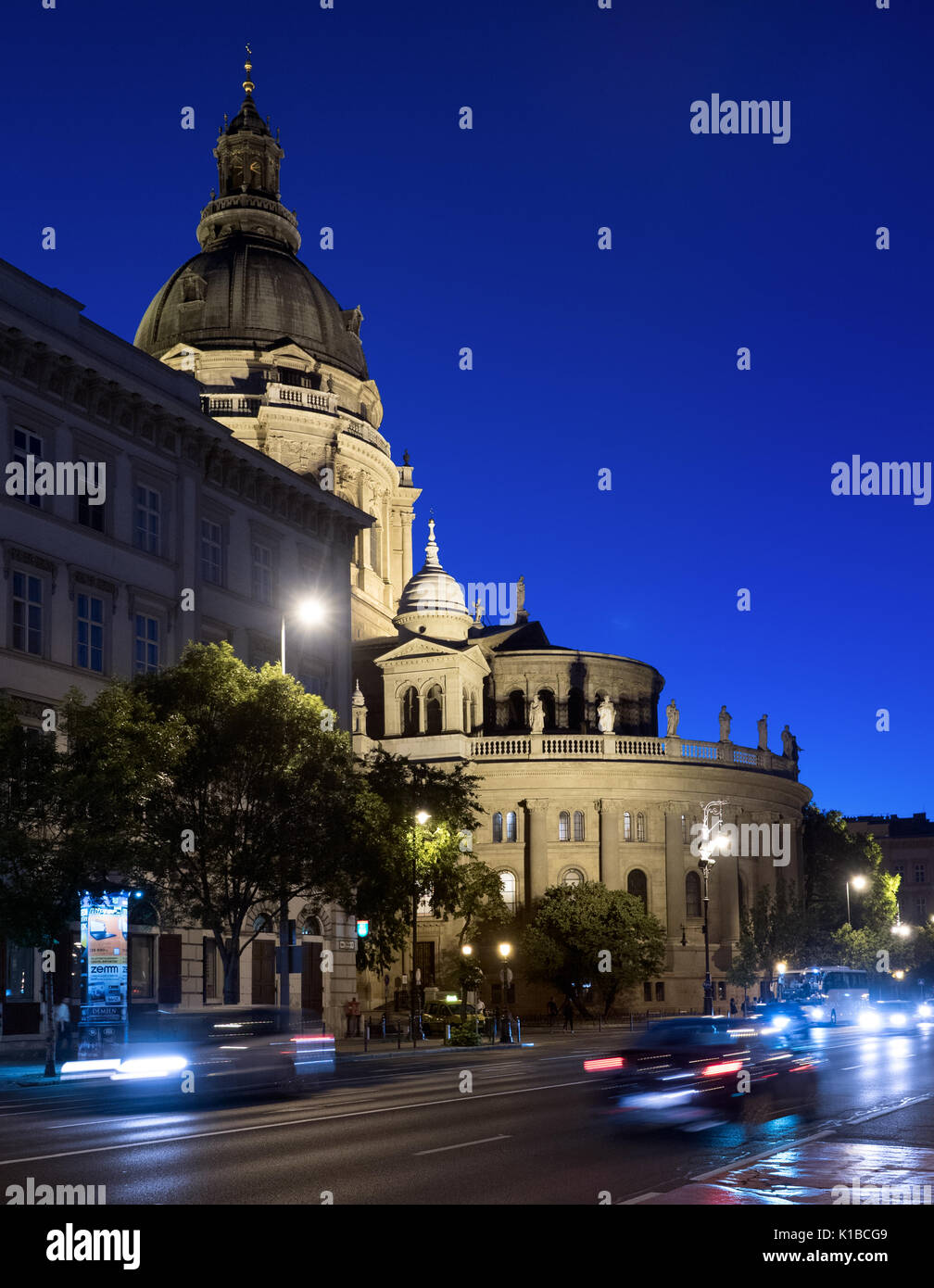 Budapest, Ungheria - 10 Giugno 2017 : il traffico di notte accanto alla chiesa di Santo Stefano basilica Foto Stock