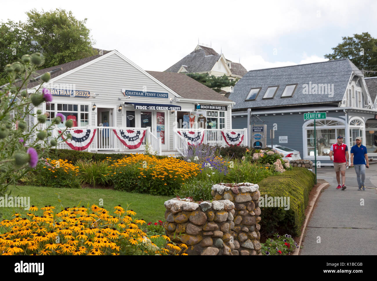 L'angolo della strada principale e la vista sul mare nel quartiere degli affari di Chatham, MA, Cape Cod. Foto Stock