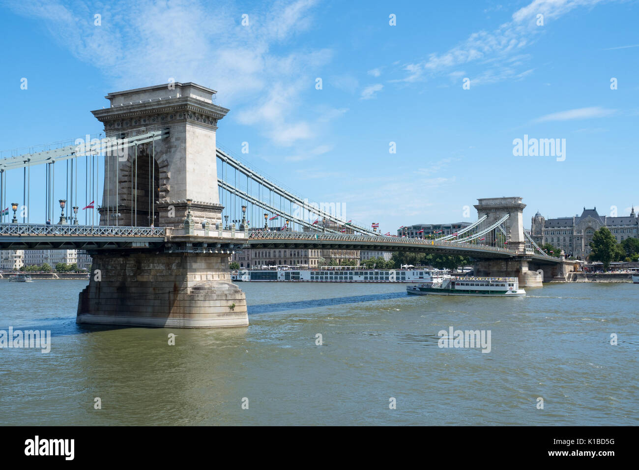 Catena Széchenyi ponte sopra il ponte sul Danubio, Budapest, Ungheria Foto Stock