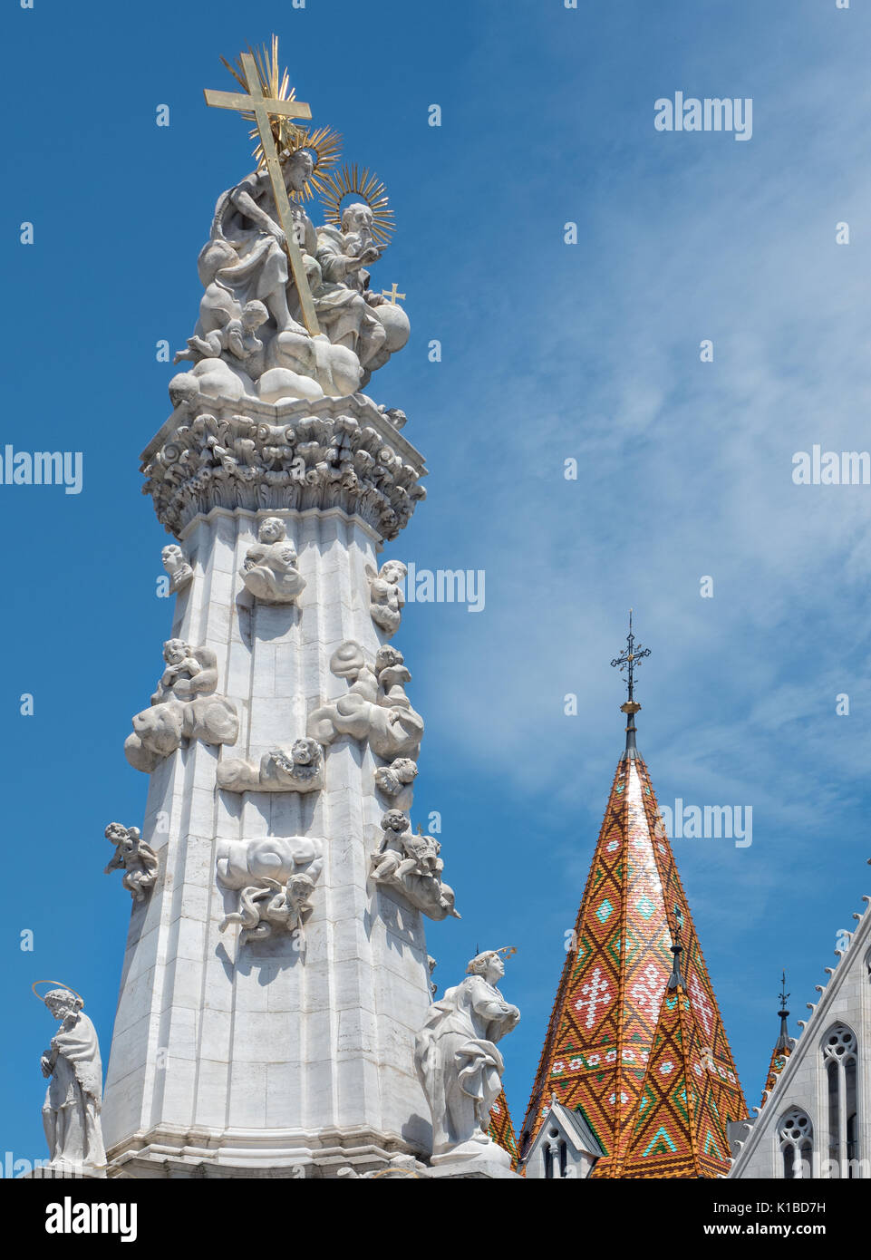 La colonna della Santa Trinità al di fuori della chiesa di San Mattia a Budapest, Ungheria Foto Stock