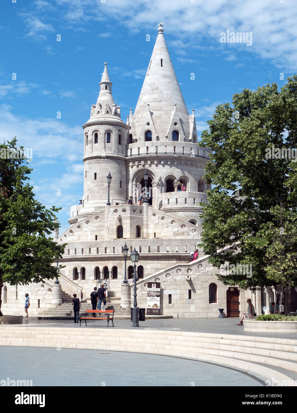 Budapest, Ungheria - 12 Giugno 2017 : i turisti al bastione dei pescatori, un famoso punto di riferimento sul Castello di Buda Hill Foto Stock