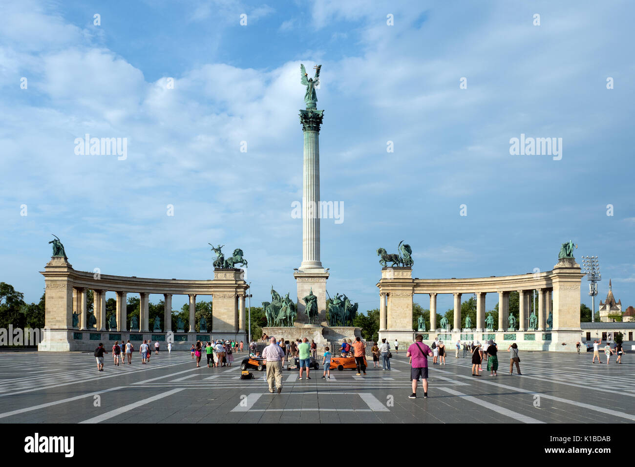 Budapest, Ungheria - 12 Giugno 2017 : persone che passeggiano nella piazza degli Eroi, che si trova alla fine della storica Andrassy Avenue Foto Stock