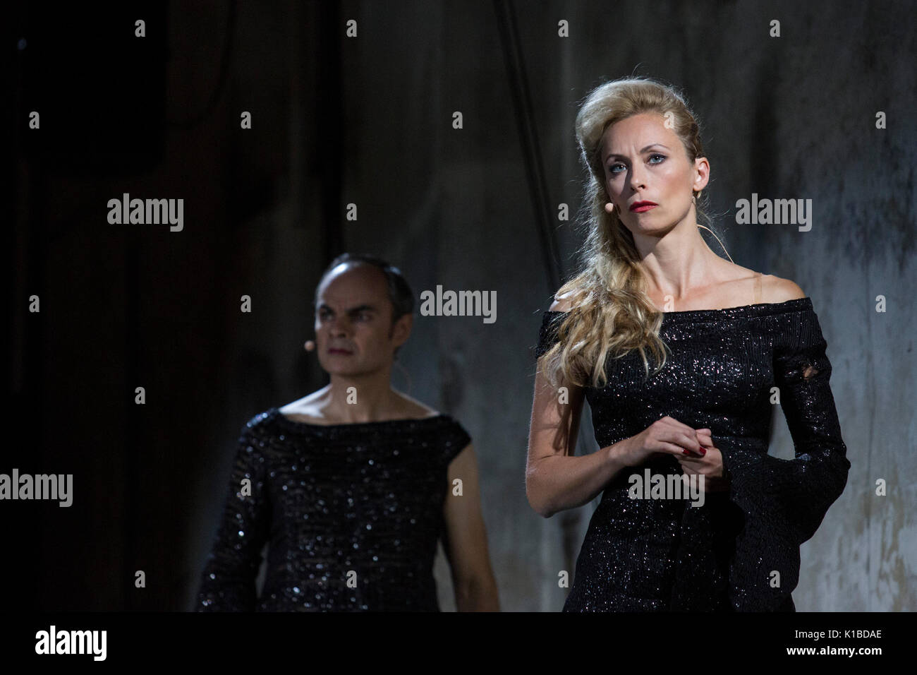 Duisburg, Germania. Il 22 agosto 2017. Nella foto: Lionel Peintre e Sarah Sun. Prove abito della Ruhrtriennale premiere mondiale Kein Licht, un Thinkspiel da Philippe Manoury e Nicolas Stemann. Adattato dal gioco dello stadio "Kein Licht.' di Elfriede Jelinek. Le prestazioni eseguite al Gebläsehalle a Landschaftspark Nord in Duisburg dal 25 agosto al 3 settembre 2017. Attori: Caroline Pietro e Niels Bormann, cantanti d'Opera: Christina Daletska, Lionel Peintre, Sarah Sun e Olivia Vermeulen. *** Solo per uso editoriale in connessione con il reporting Ruhrtriennale *** Foto Stock