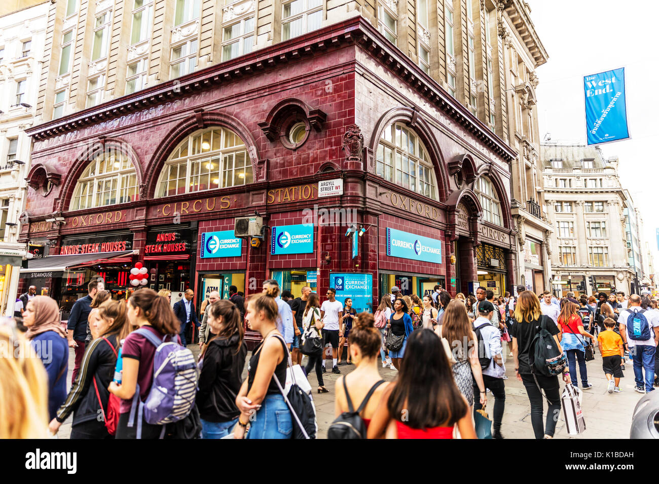 Stazione di Oxford Circus London UK, Stazione di Oxford Circus, Oxford Circus Station al di fuori, Oxford Circus trafficata London Oxford Circus Londra UK London REGNO UNITO Foto Stock
