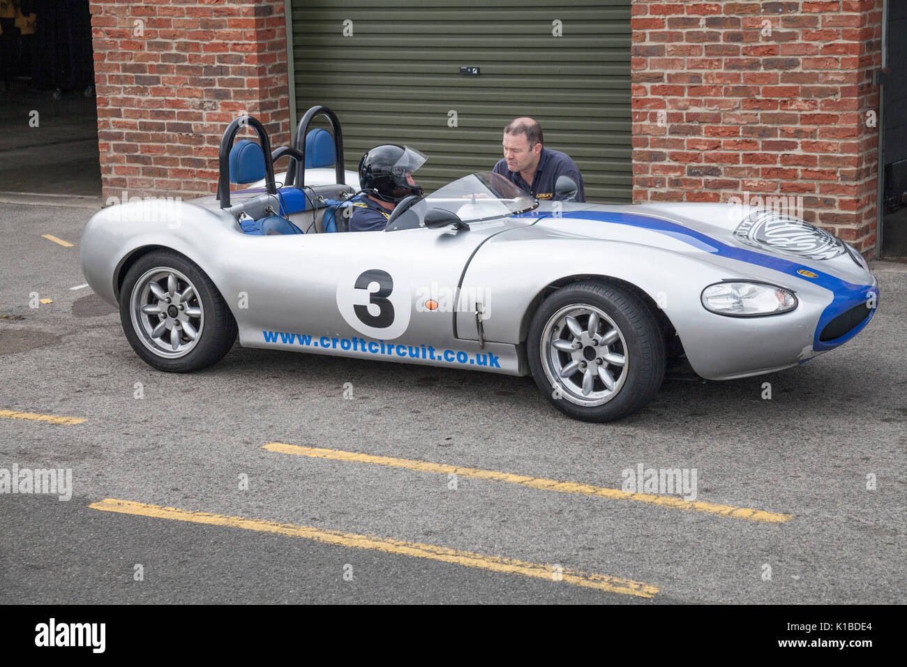 Un uomo di dare lezioni ad un autista in una Ginetta G20 auto a Croft Autodromo,North Yorkshire, Inghilterra, Regno Unito Foto Stock