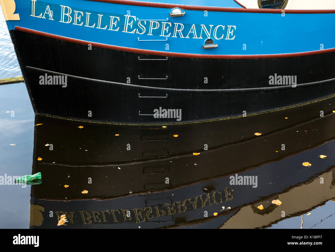 Barge denominato La Belle Esperance o la Buona Speranza, ormeggiata sulla riva, Leith, Edimburgo, e riflessione, acqua di fiume di Leith, Edimburgo, Scozia, Regno Unito Foto Stock