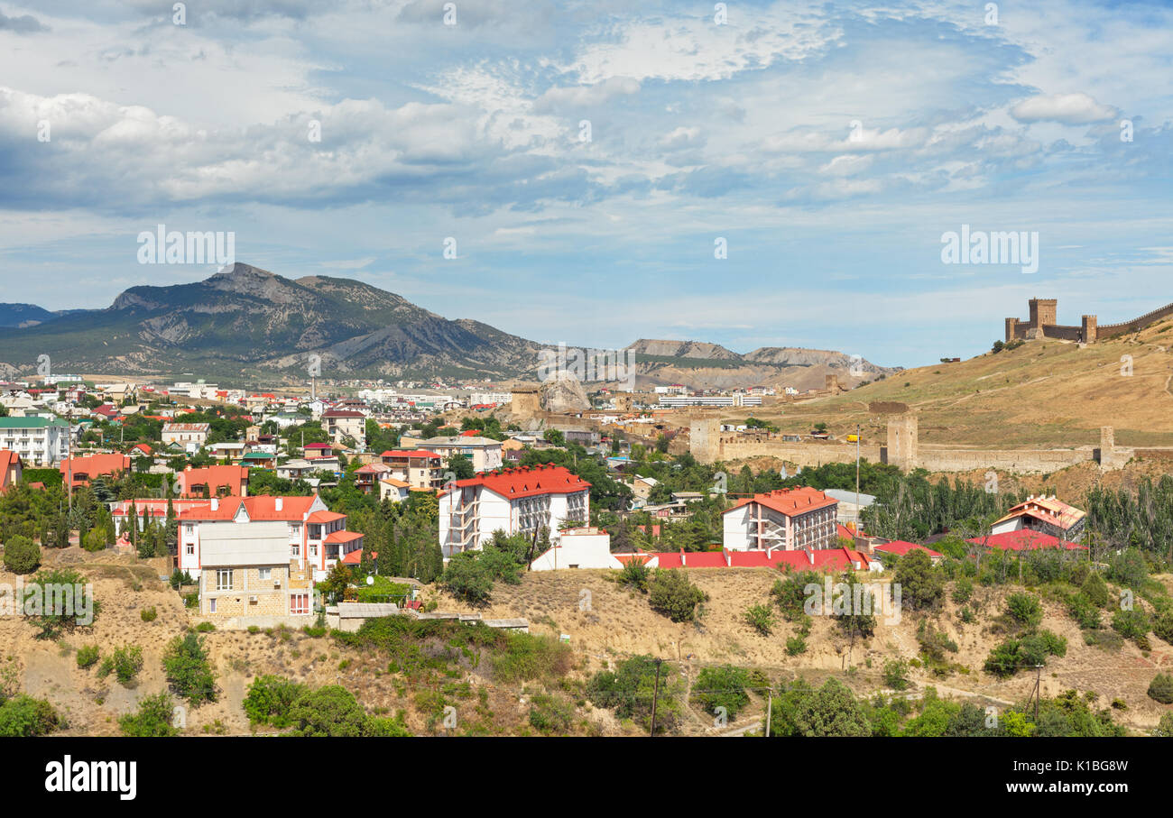 Panorama della cittadina di Sudak sulla penisola di Crimea montagne sullo sfondo e un cielo nuvoloso Foto Stock