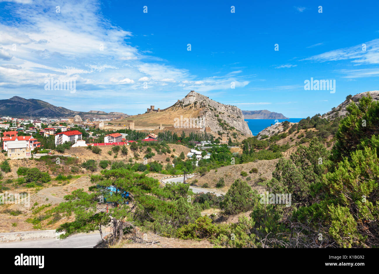 Vista del villaggio turistico di Sudak sulla costa del Mar Nero dalla fortezza genovese sulla montagna Cenevez Qaya Foto Stock