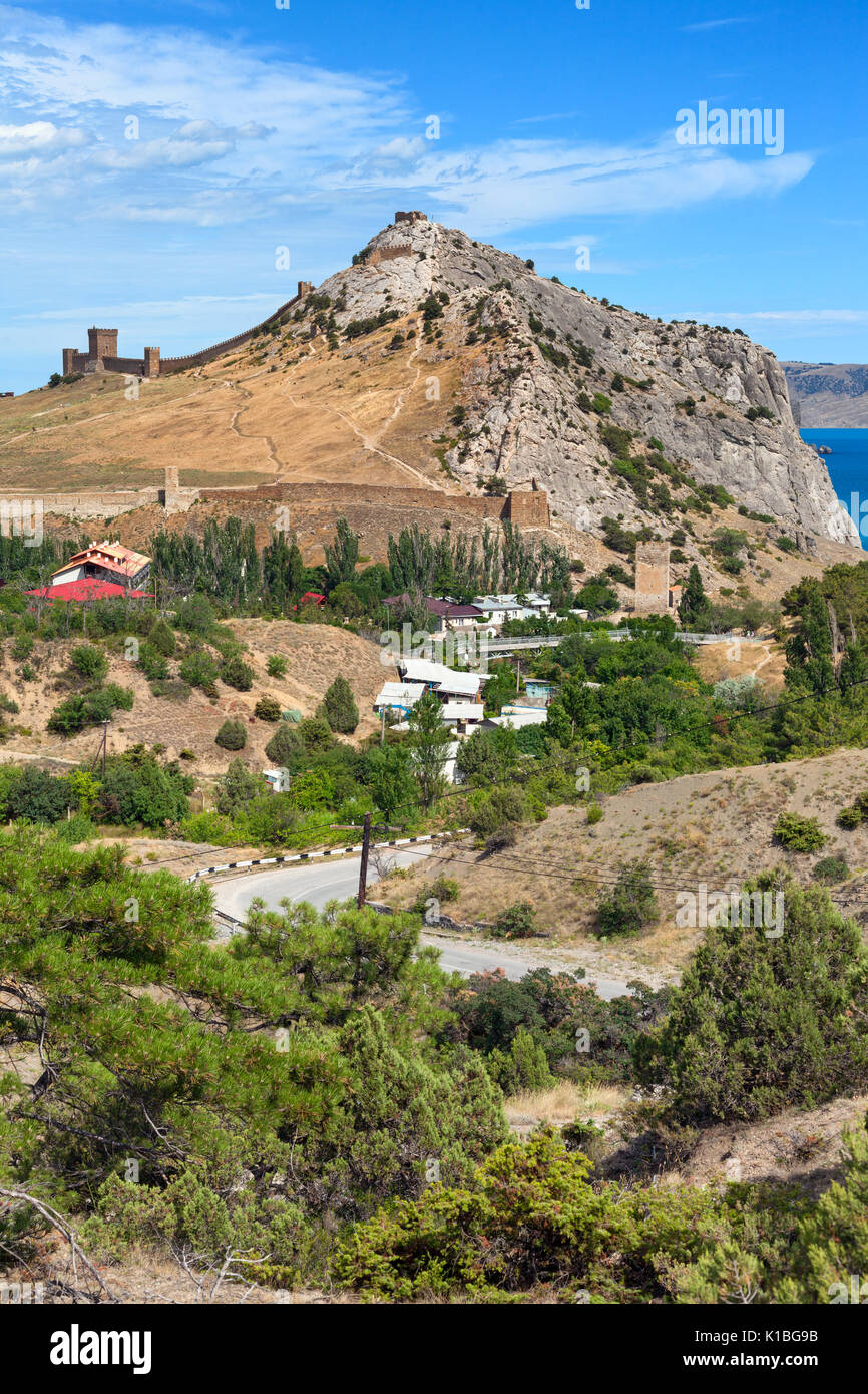 Vista del villaggio turistico di Sudak sulla costa del Mar Nero dalla fortezza genovese sulla montagna Cenevez Qaya Foto Stock