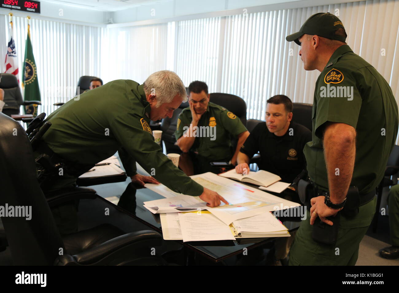 Stati Uniti Dogane e polizia di frontiera il Commissario facente funzione Kevin McAleenan è informato dal CBP funzionari nel corso di una visita al Tucson Pattuglia di Confine Station Agosto 21, 2017 in Tucson, Arizona. Foto Stock