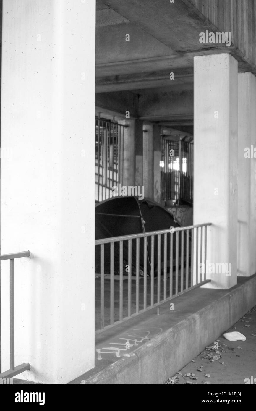 Sonno agitato in una tenda sotto un ponte di Londra Foto Stock