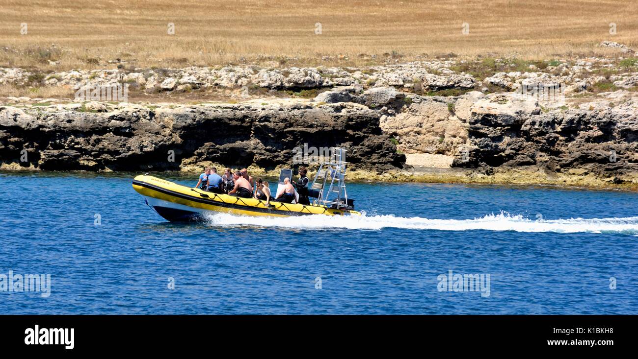 I subacquei andando per mare Menorca Minorca spagna Foto Stock