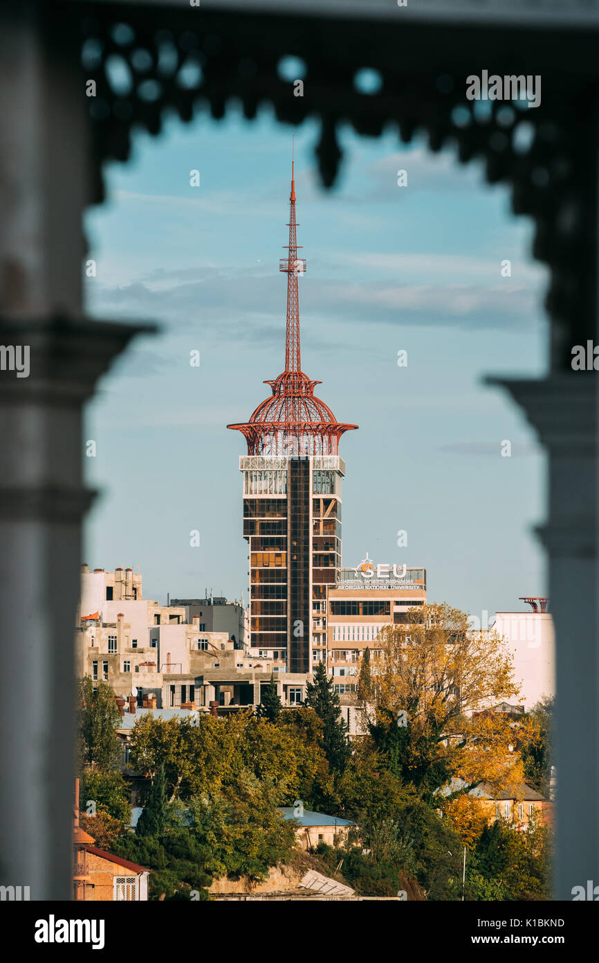 Tbilisi, Georgia - 29 Ottobre 2016: Cityscape vista attraverso il telaio di insegnamento nazionale Università SEU è un istituto di istruzione superiore. Foto Stock