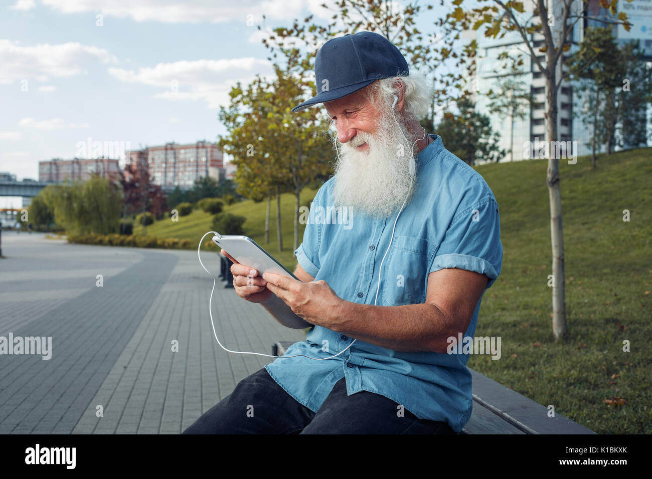 Senior barbuto uomo utilizzando tablet Foto Stock