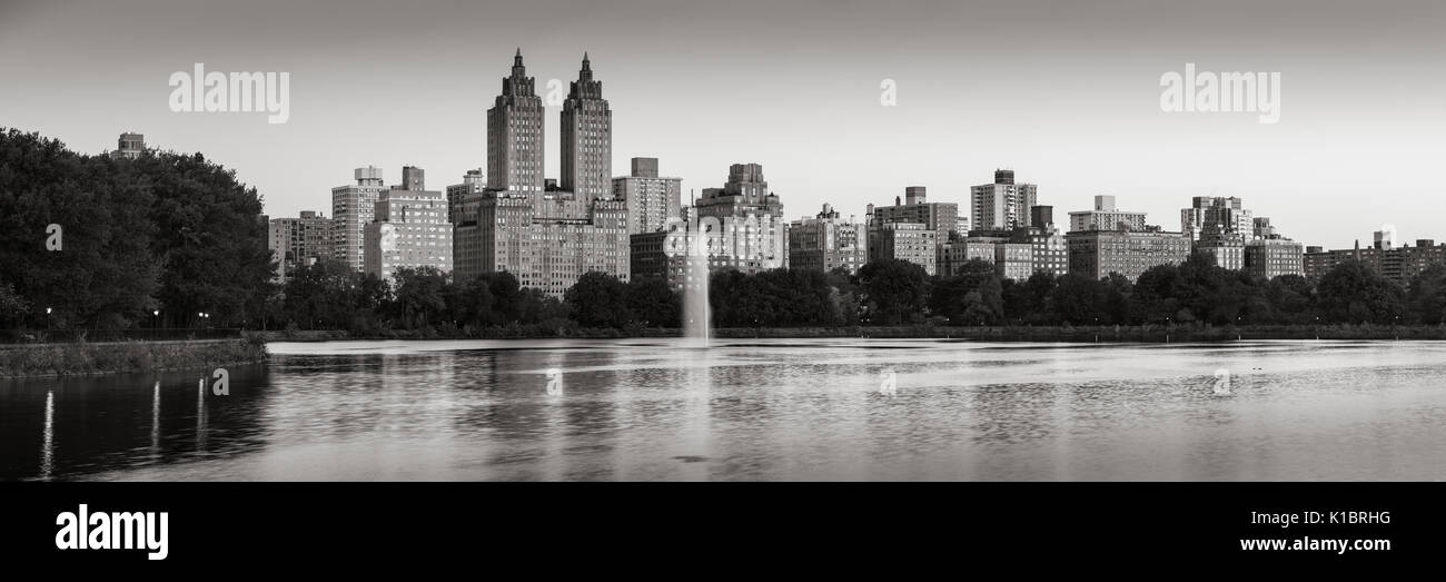 Vista panoramica di Central Park West e Jacqueline Kennedy Onassis serbatoio all'alba (bianco e nero). Upper West Side di Manhattan, New York City Foto Stock