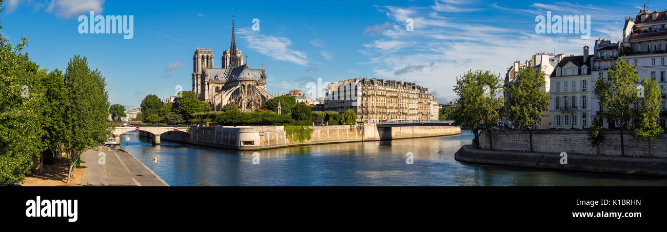 Mattina vista panoramica di Notre Dame de Paris cathedral e rive del fiume Senna. Ile de la Cite, Ile Saint-Louis, Parigi, Francia Foto Stock