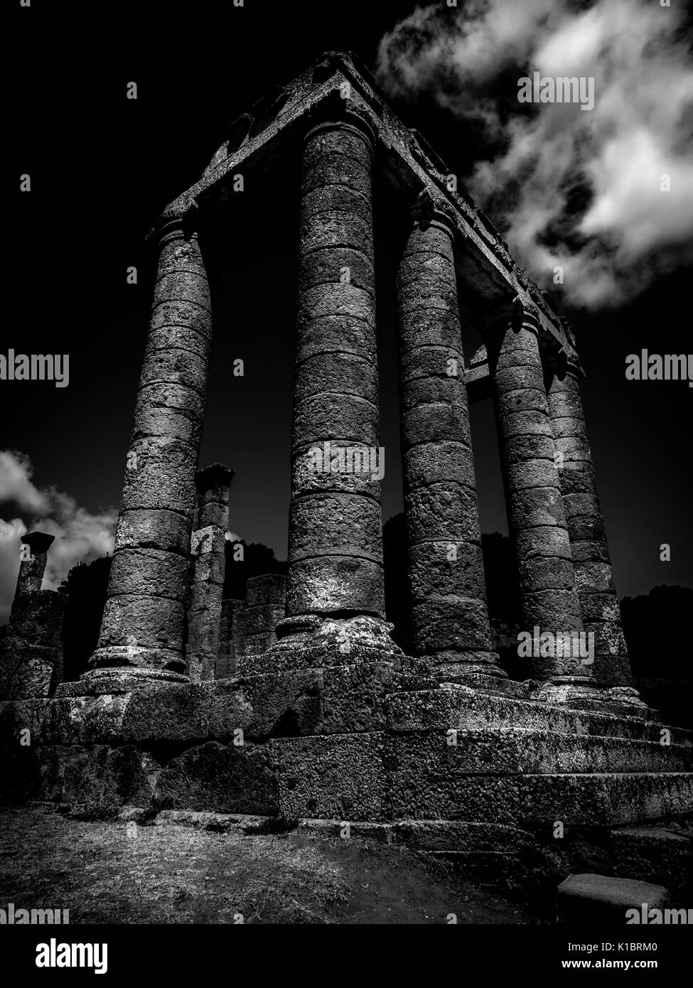 Le antiche rovine del tempio greco situato in Italia. Foto Stock