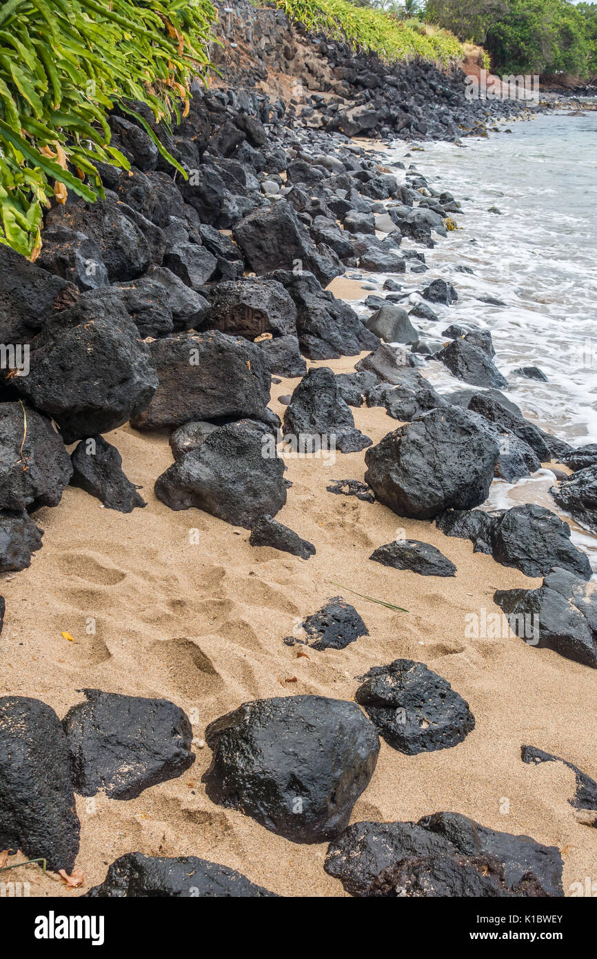 Una vista delle rocce sulla battigia nell'area di Kahana di Maui, Hawaii. Foto Stock