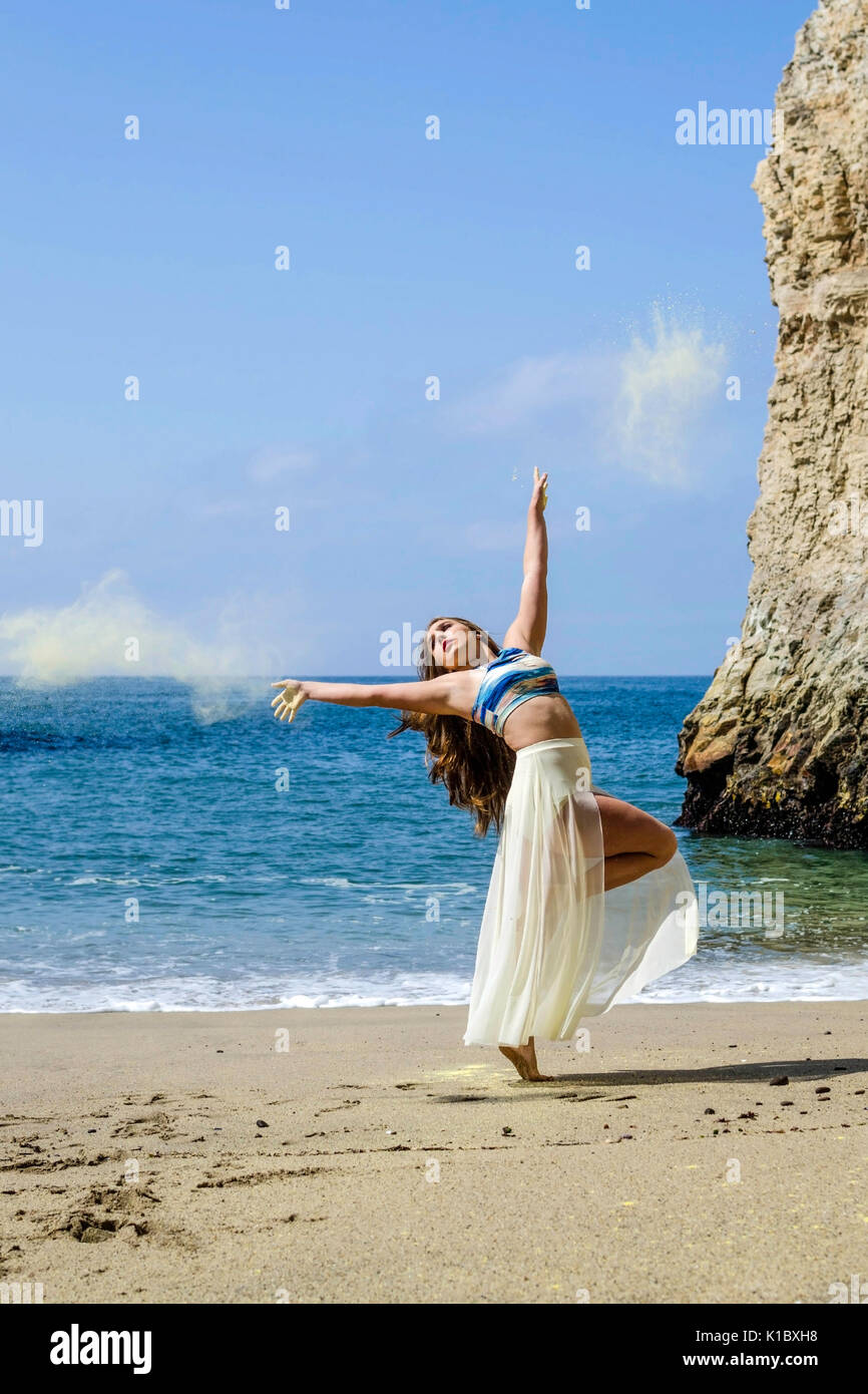 La ballerina sulla spiaggia con polvere gialla Foto Stock
