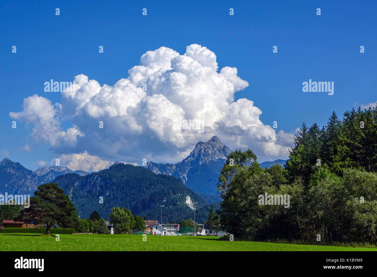 Cumulus nuvole che sovrasta la Zugspitz, Baviera, Germania Foto Stock